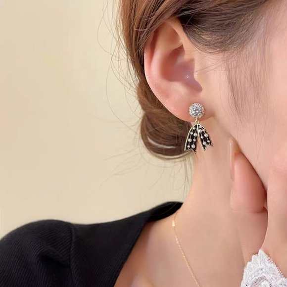 Bow and pearl earring girl - Picture 2 of 5